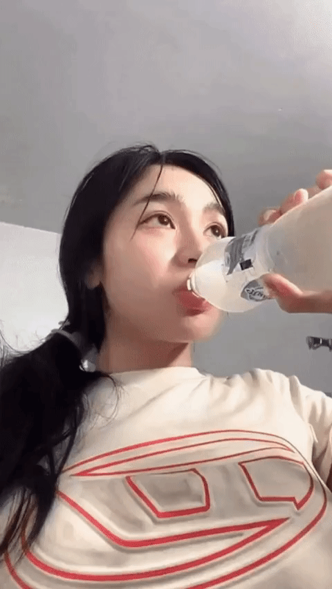 물 마시다 흘리는 누나 이미지 #1