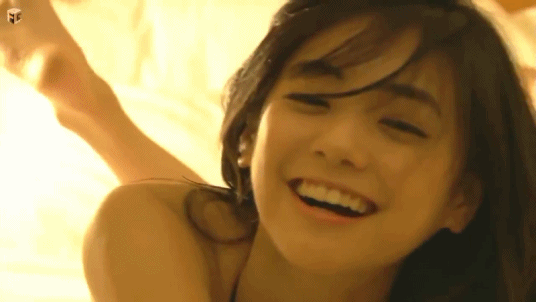 침대에서 보내는 치명적인 눈빛 이미지 #1