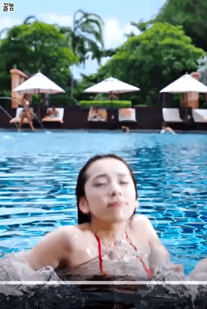 물에서 나오는 여자 레전드 이미지 #1