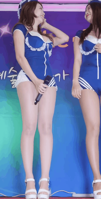 너무 꽉끼는 댄스팀 처자들 의상 이미지 #1