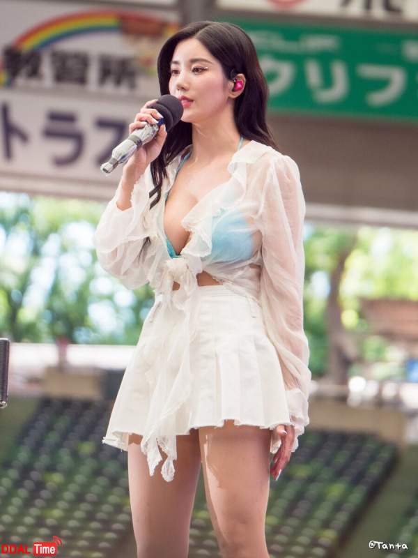 권은비 누나 워터밤 레전드 사진 이미지 #1