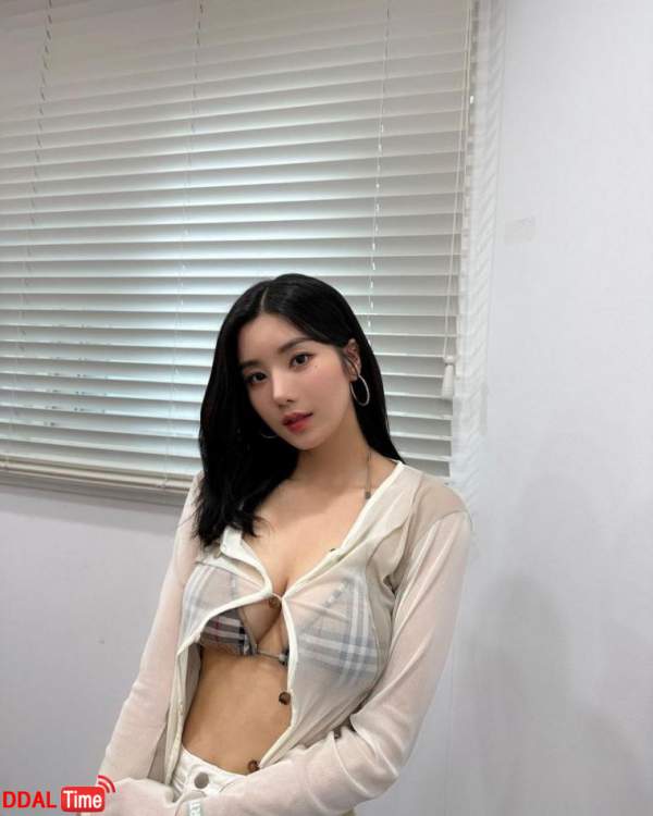 다시봐도 좋은 권은비 그 의상 이미지 #1