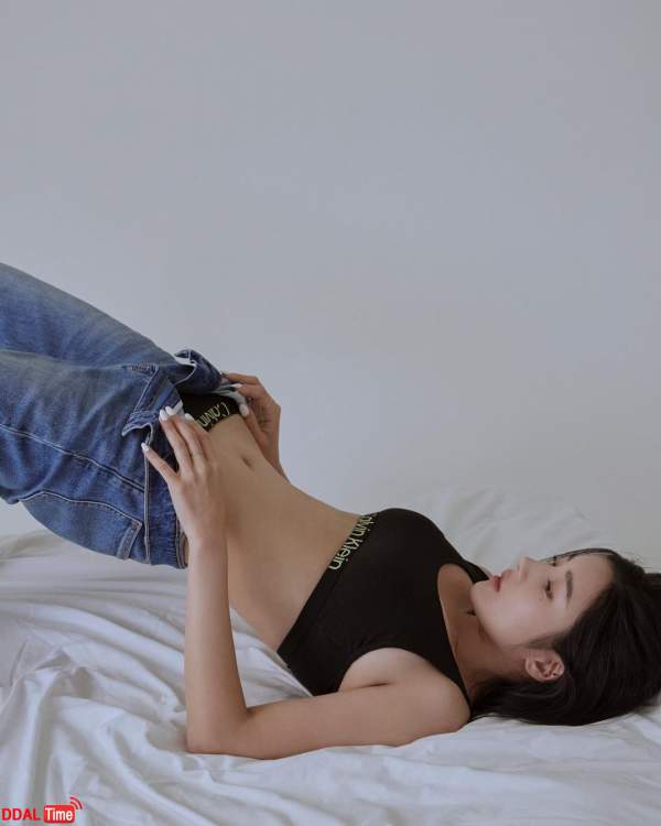 권은비 캘빈클라인 속옷 화보 이미지 #6